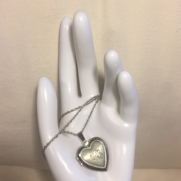 Vintage Jewelry - Vintage heart shaped locket monogrammed PMR EUC